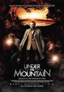 دانلود فیلم Under the Mountain 2009446672-1865282200