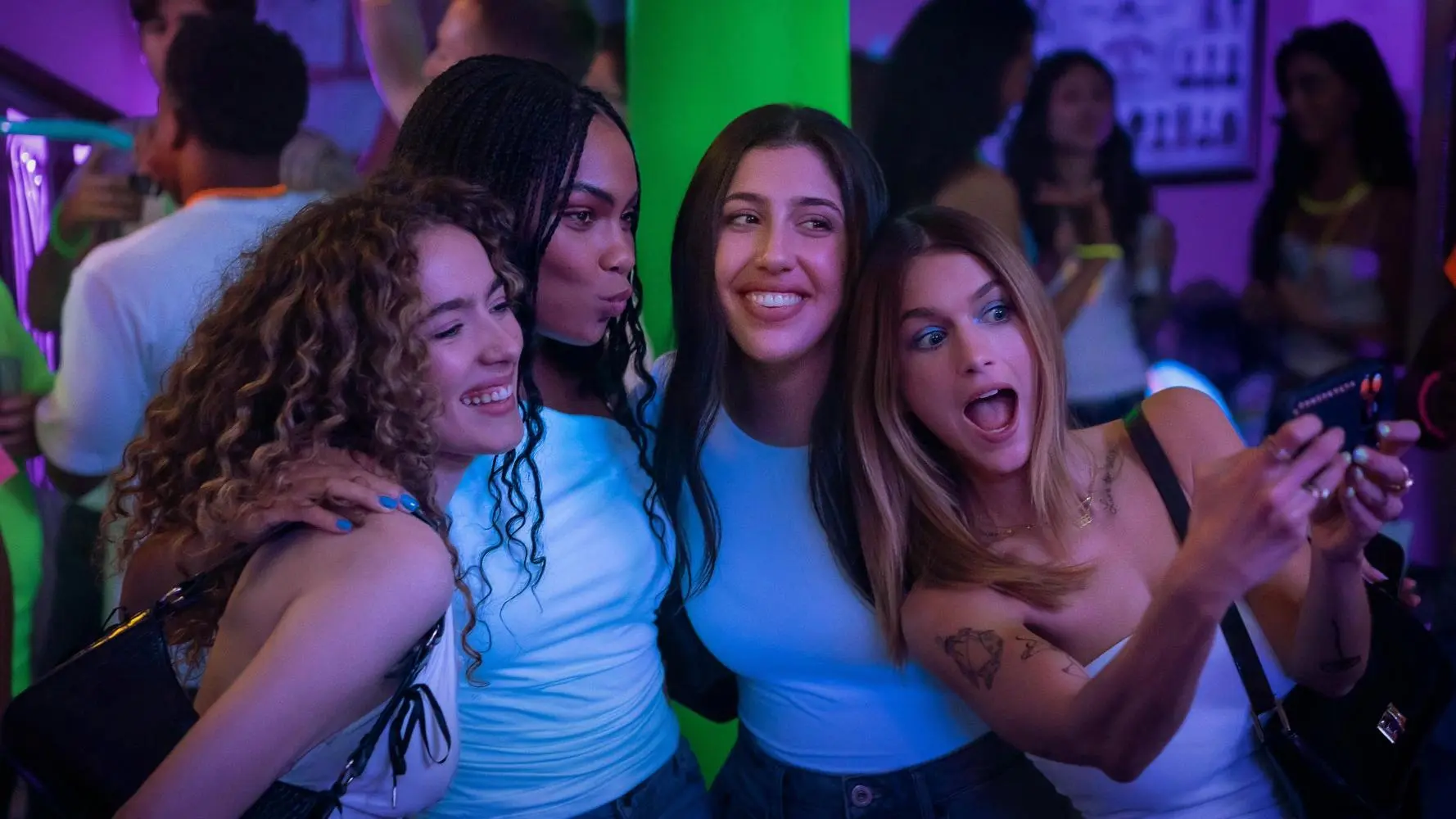 دانلود فیلم Roommates 2026